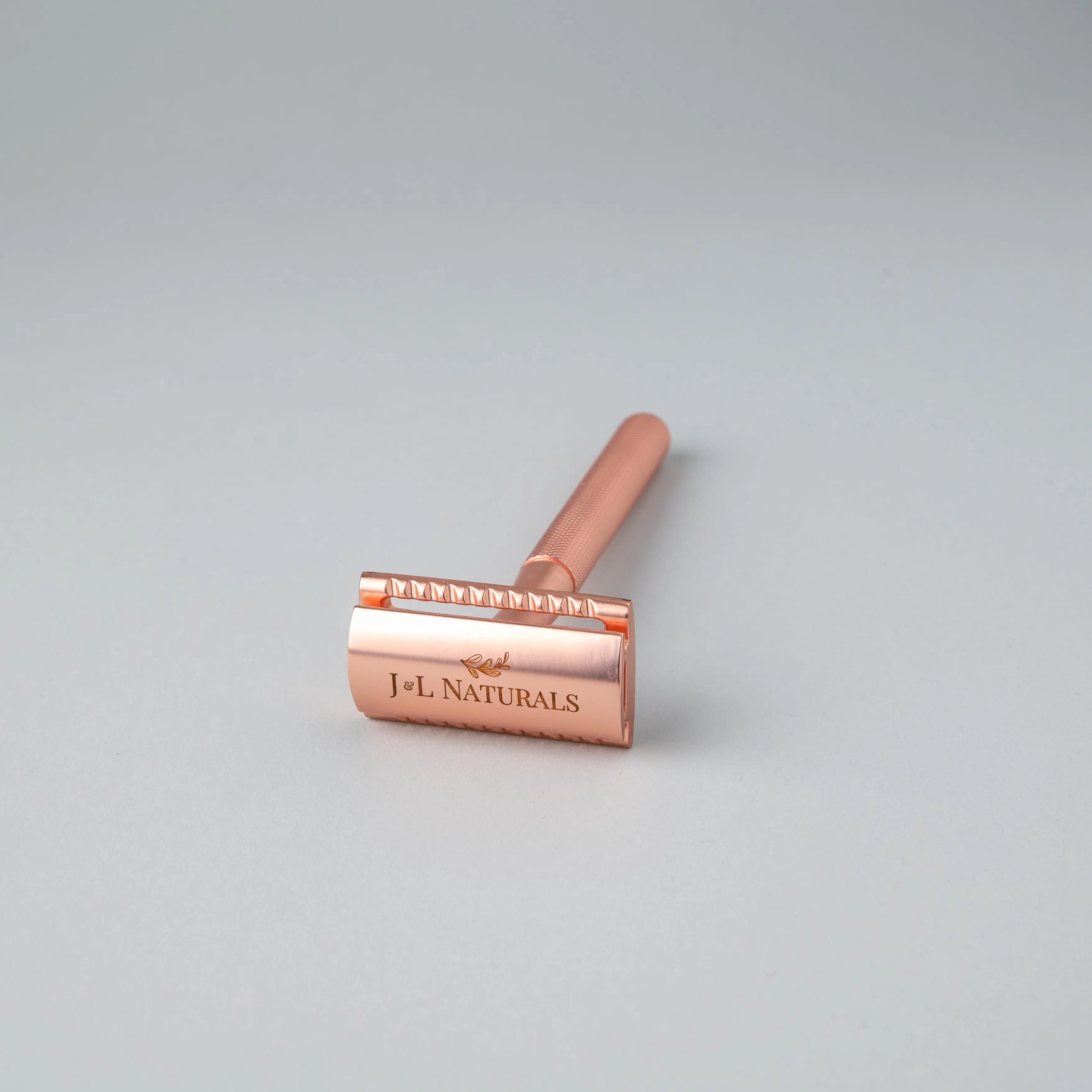 rasoir de sécurité durable durable rasoir de sécurité durable durable en acier inoxydable sur fond gris pour un rasage précis et écologique.